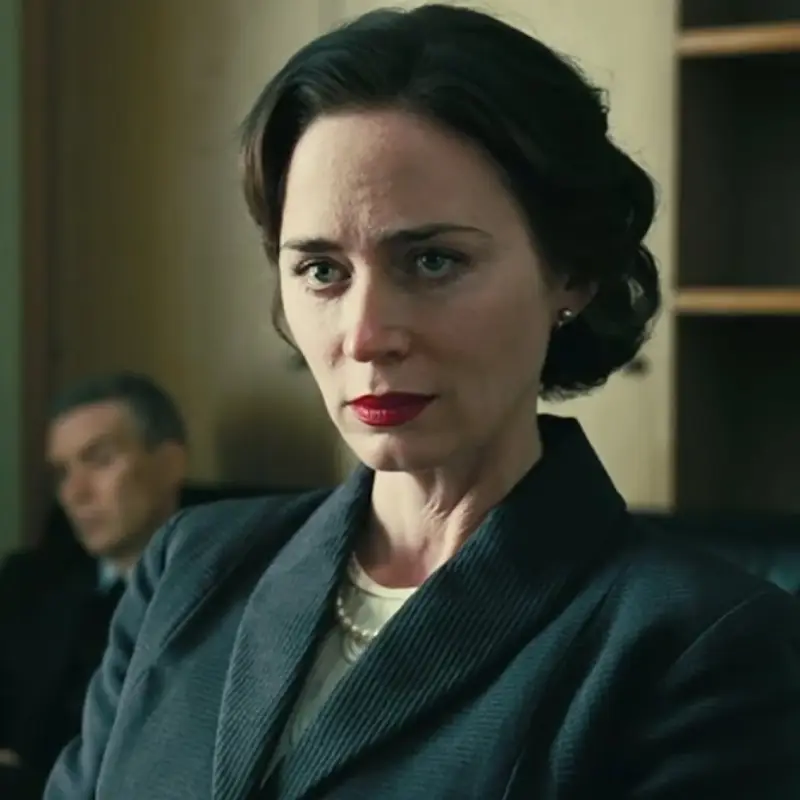 Emily Blunt - Kitty Oppenheimer rolünde