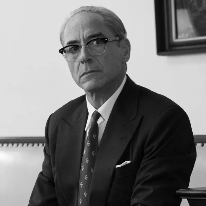 Robert Downey Jr. - Lewis Strauss rolünde